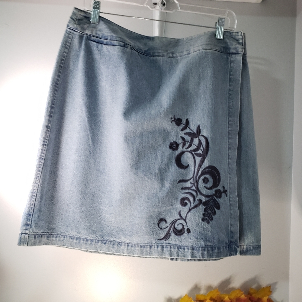 Kate Hill Women's Size 10 Embordered Denim Skort